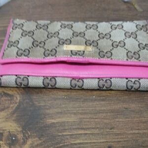 GUCCI NEEDS A REHAB INSIDE NO RIPS OR TEARS ,SNAPS AND ZIPPER WORKS